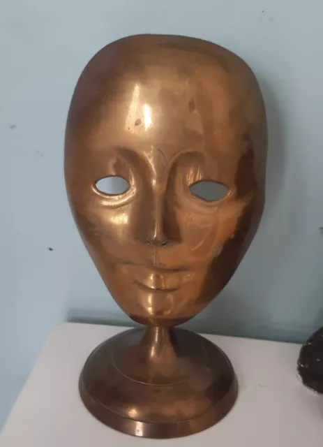 Maschera viso teatrale in ottone vintage sul supporto qualità fantasma