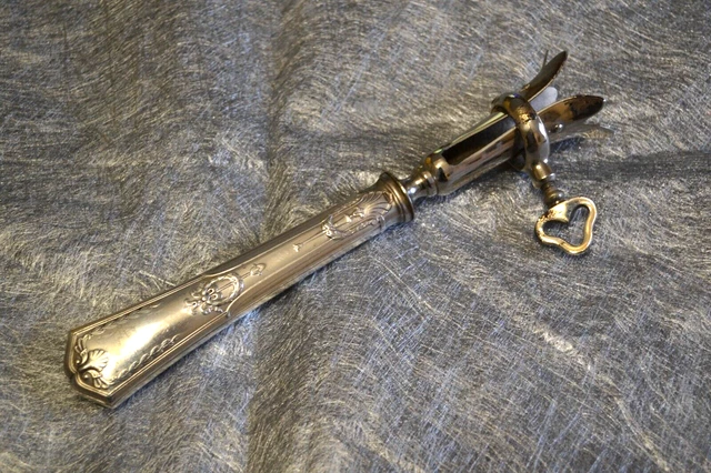 Pince à Gigot Vintage En Métal Argenté – Curieuse Et Décorative