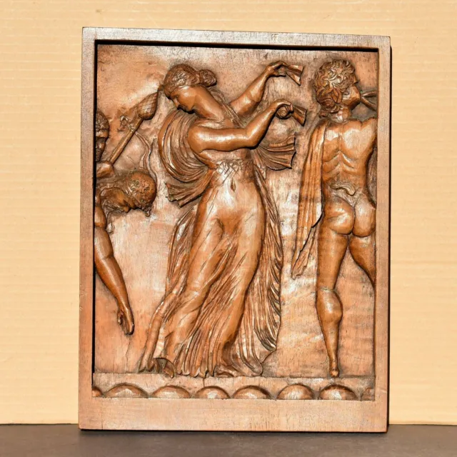 Ancien bas-relief en bois sculpté représentant une scène de personnages Antique