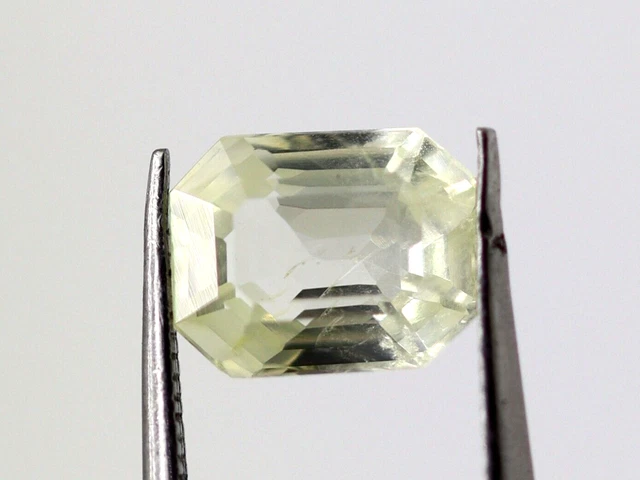 Pierre Précieuse Brute – Émeraude Cultivée – Taille Octogonale Facettée – 8x8x6mm – Inde