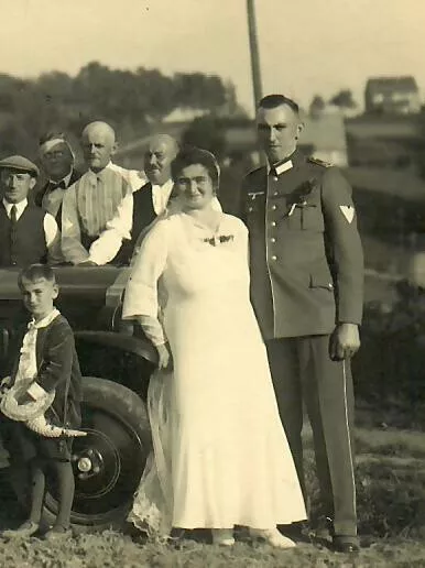 2.WK, Foto AK Wehrmacht Soldat mit Hochzeitsgesellschaft, Hochzeit, 6045 2