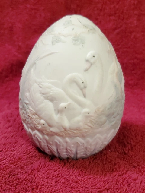 Lladro #17532 1994 Limited Edition Egg With Swans And Babies In Nest 4 1/4" Tall Lladro #17532 1994 Limited Edition Egg With Swans And Babies In Nest 4 1/4" Tall