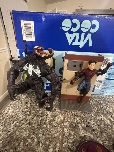 Marvel Select 2003 Ultimate Venom W/Symbol & Spider-Man Display Diamond Select