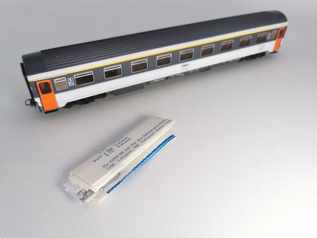 Wagon voiture 2e SNCF 51 87 23 70 482-6 et compartiments - Lima