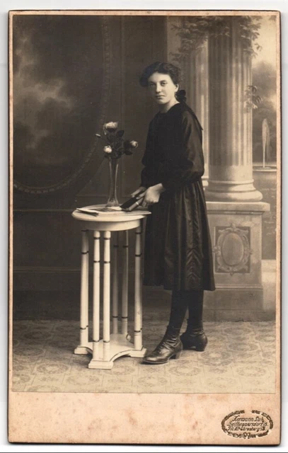 Fotografie Hermann Luh, Seifhennersdorf /Sa., Junges Mädchen im schwarzen Kleid