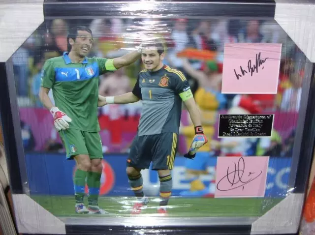 IKER CASILLAS and GIANLUIGI BUFFON SIGNED DISPLAY AFTAL