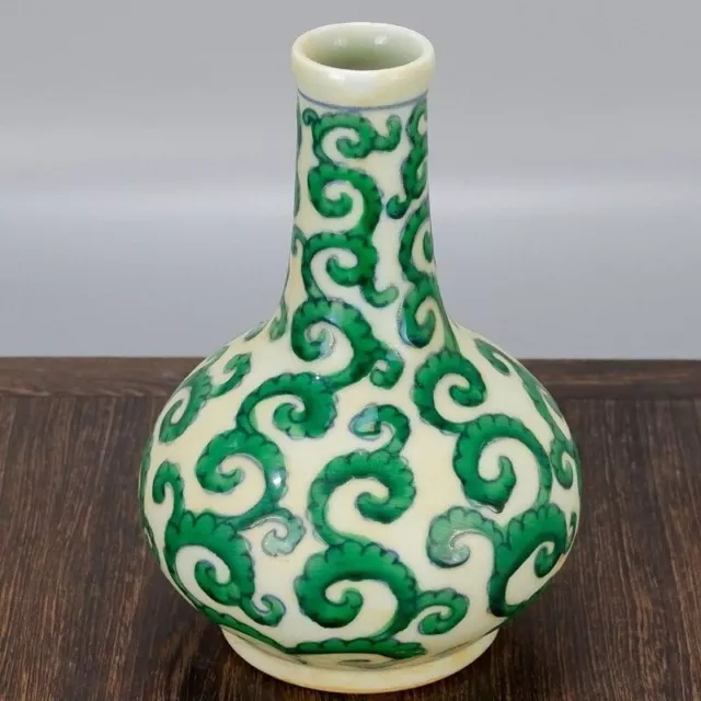 Chinese Ming Dynasty Chenghua Green Glazed Porcelain Hand-Painted Flower Vase