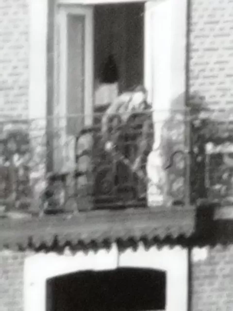 Foto 2.WK General Rommel Frankreich Schützenpanzer bei fegen Glassplitter Balkon