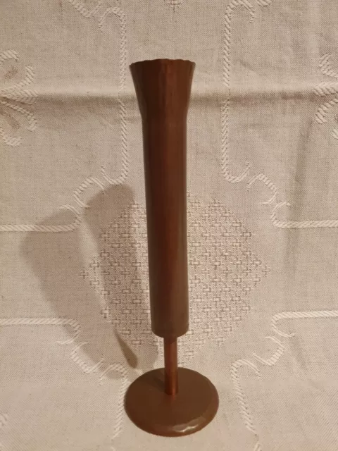 élégant vase en cuivre fine forge à la main dans le style milieu du siècle autour/après 1950