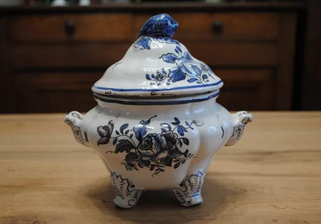 Tres Joli Ancien Pot Couvert En Camaieu Bleu En Faience Signe M