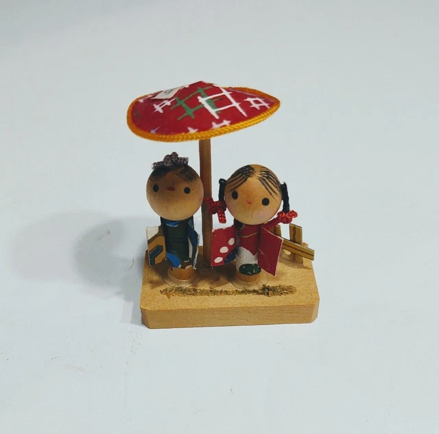 Vtg. Japanese Kokeshi Doll  Wooden Figurine Kimono Couple Umbrella  1-1/2" X 1"