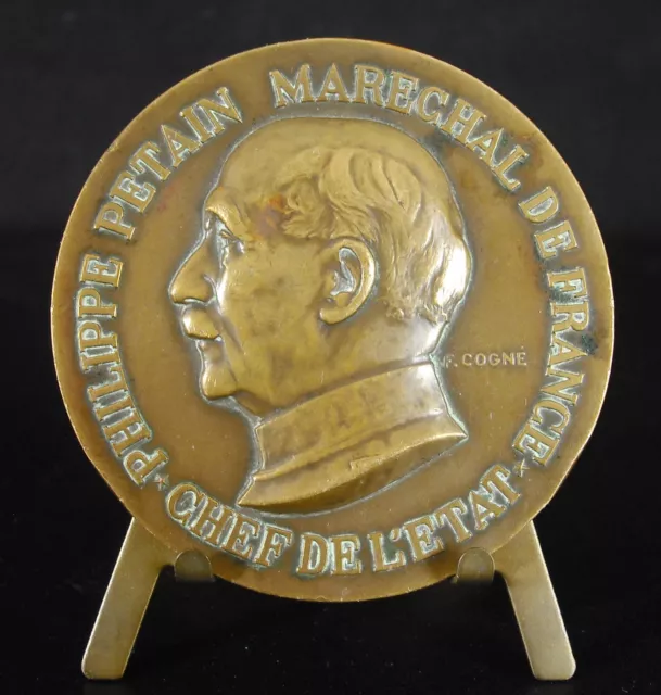 Médaille 1942 F Cogné au Maréchal Pétain chef de l'Etat Travail famille Patrie