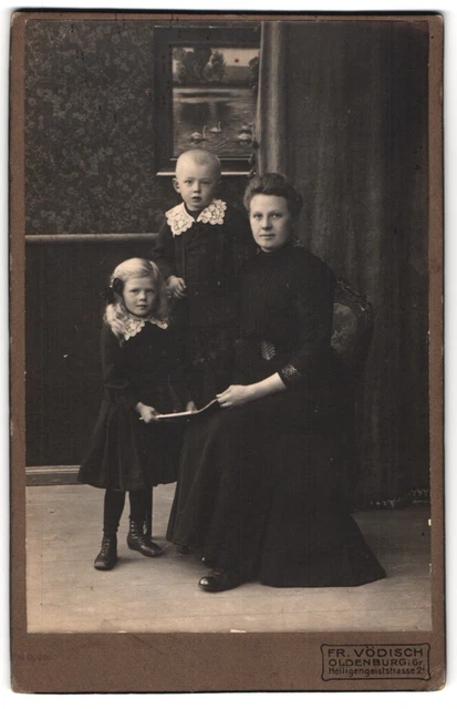 Fotografie Fr. Vödisch, Oldenburg i. G., Heiligengeiststr. 2, Junge Dame im Kle