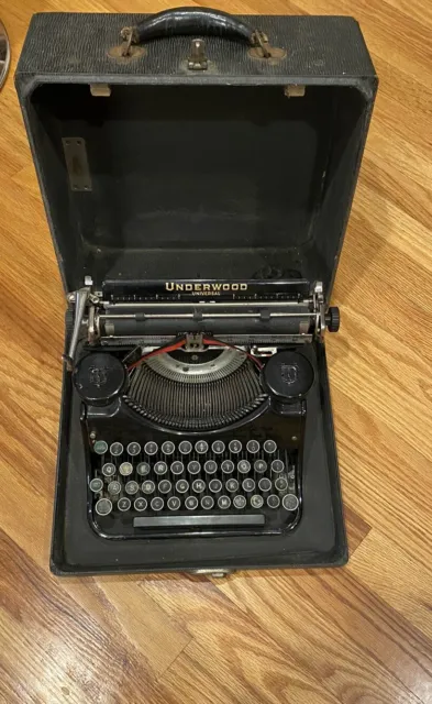 VINTAGE UNDERWOOD UNIVERSAL TYPEWRITER with CASE - WORKS WELL