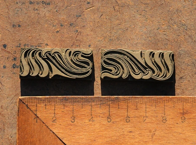 2x Messingornament Zierornament Messing Buchbinden Blindprägung Ornament Leder..