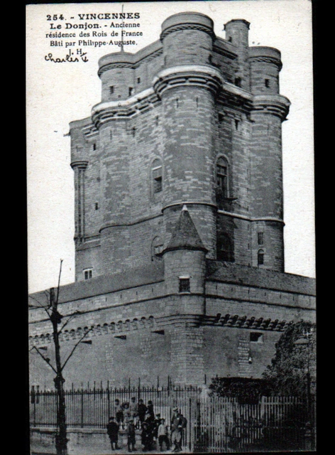 VINCENNES (94) ENFANTS TITIS de la rue devant le DONJON , animé vers 1910