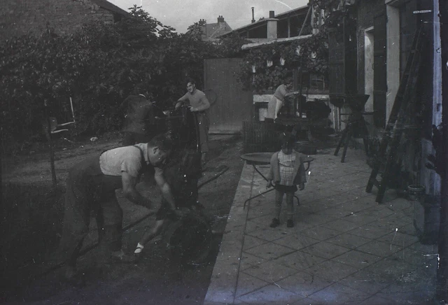 France Famille Cour de la maison c1935 Photo NEGATIVE STEREO Plaque Vintage 