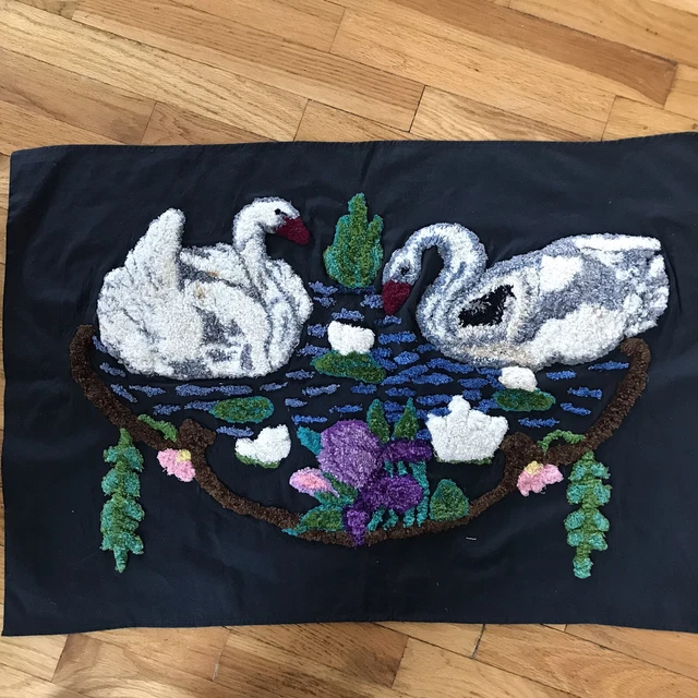 Almohada o alfombra victoriana de colección con aguja perforadora cisnes nenúfares negra sobre negra