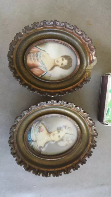 Ancienne paire de tableaux miniatures portrait de dames signés, verre bombé 3