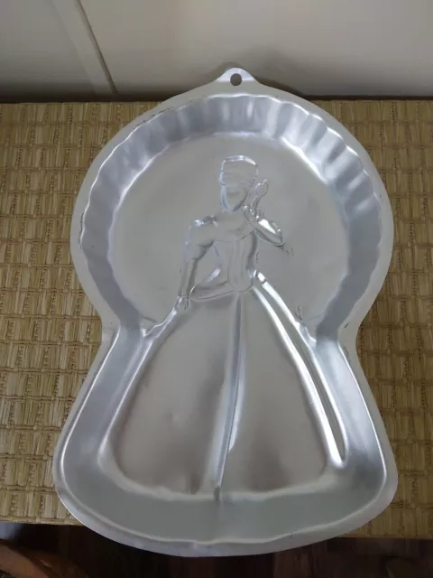 Wilton Barbie Princess Cake Pan 2105 - 8900 Mattel Inc. 2000 Dreamtime Queen