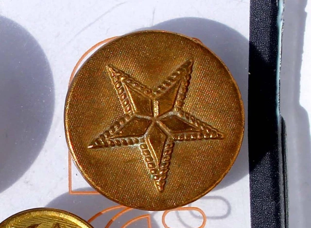 TRES RARE et ANCIEN BOUTON PLAT UNIFORME MILITAIRE - ETOILE PENTAGRAMME - D:17mm