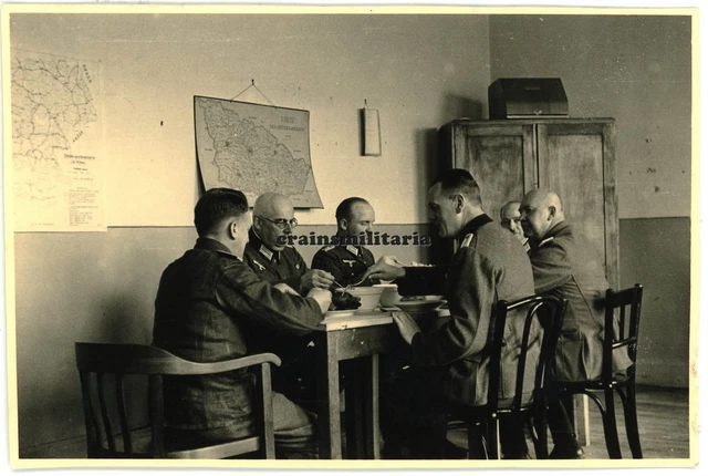 Orig. Foto Offiziere m. Karte in Kommandatur MIECHOW b. Krakau Polen 1941