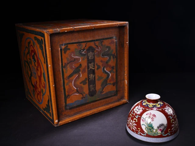 Hand-painted porcelain vases collected in the Qing Dynasty