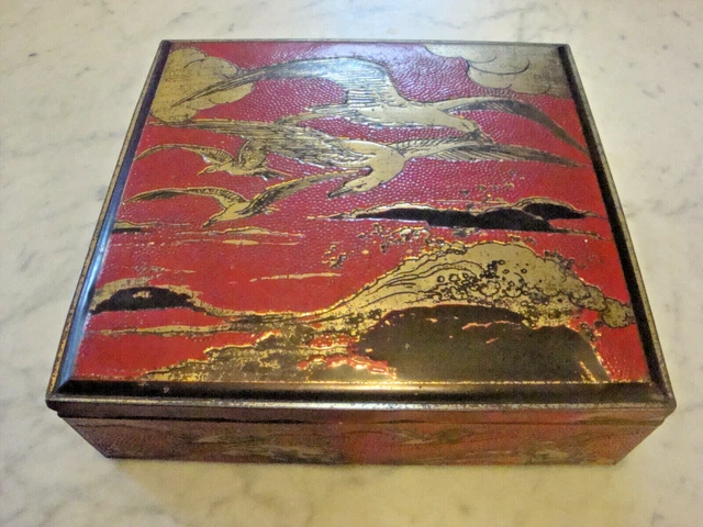 ANCIENNE GRANDE BOÎTE à bijoux en métal doré décorée scène le défi au
