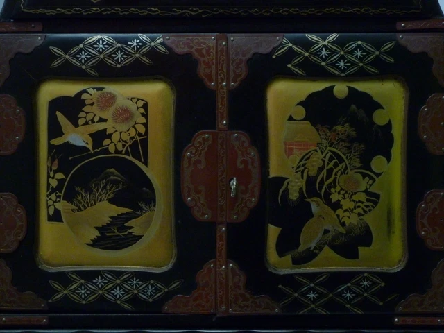 Cabinet en bois laqué richement décoré, Japon, période Meiji XIXème 3