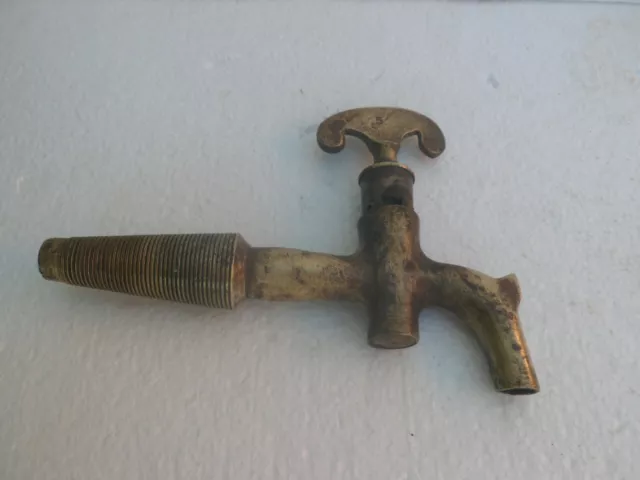 antiguo grifo de bronce