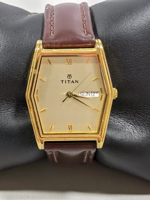 https://www.picclickimg.com/OzMAAOSwKUNiTirG/Titan-Gold-Tone-Day-Date-Dial-Case-30.webp