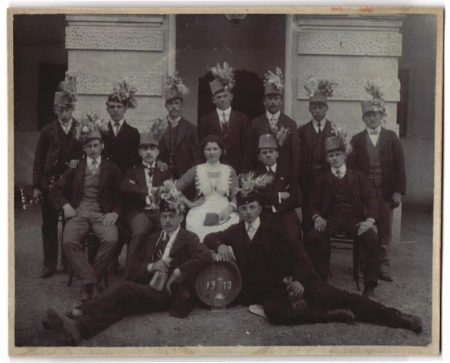 Fotografie unbekannter Fotograf und Ort, junge Männer zur K.u.K. Musterung 1913