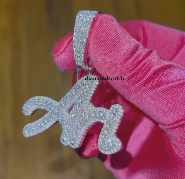 Maßgeschneiderter 1,5 ct runder künstlicher Diamant-Namensschild-Anhänger...