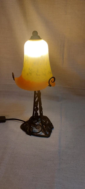 Lampe pied en fer forgé, tulipe pâte de verre jaune orange non signé, art déco