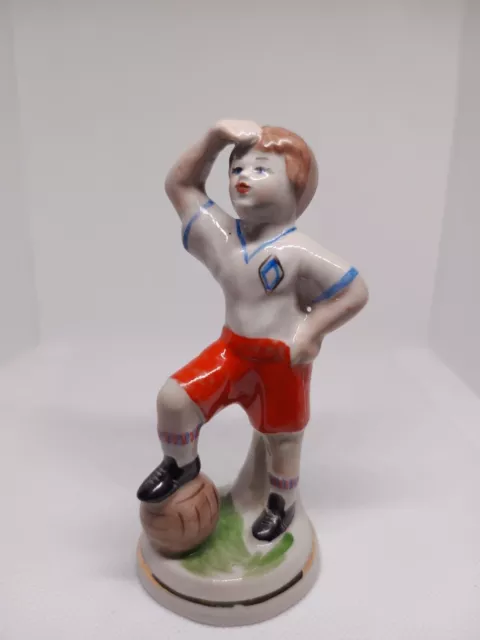 Antique russe URSS Porcelaine ZHK Polonnoe Figurine de garçon football dinamo.