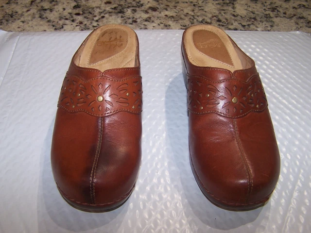 Dansko Shyanne Brown Leather Slip On Wedge Mule Clogs Tooled Leather Sz 38 7.5/8