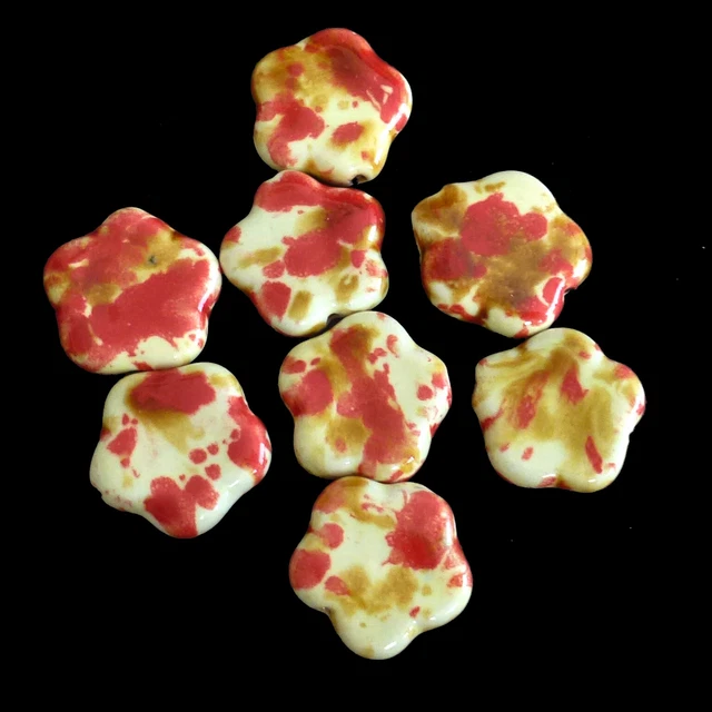 Keramikperlen Blume ca. 25 mm 8 Perlen creme rot massiv nenad-design AN484