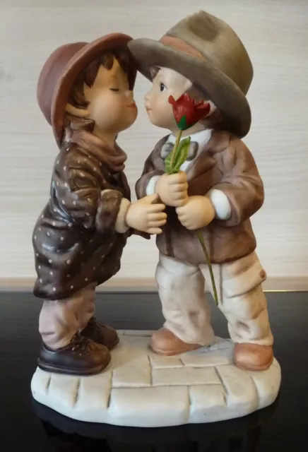 Goebel Figur KIM ANDERSON  First Kiss 15 cm Liebespaar mit roter Rose TOP 3