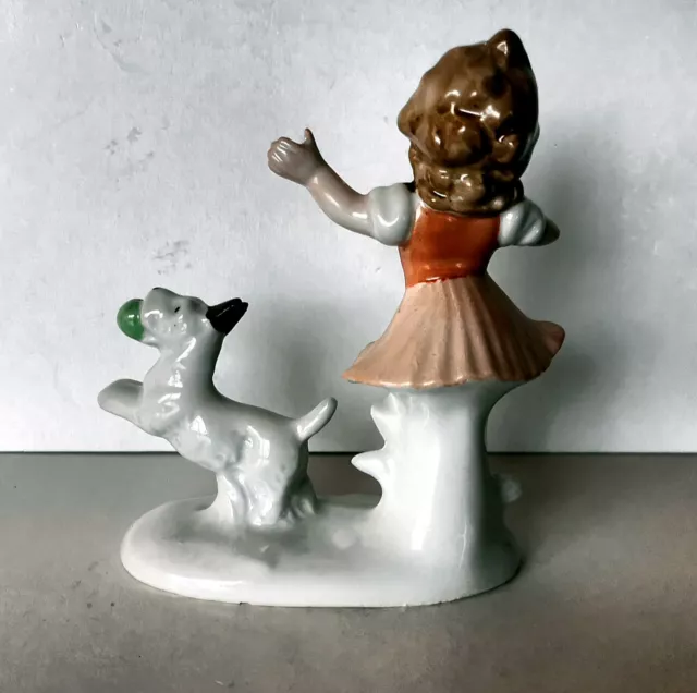 Alte Porzellanfigur „Tanzendes Mädchen mit Hund“ 2