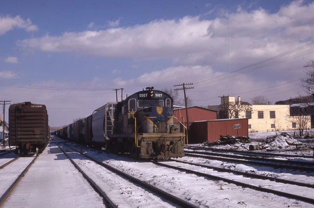 FALLEN FLAG FREIGHT ACTION   D&H #5007 in lead on westbound train.