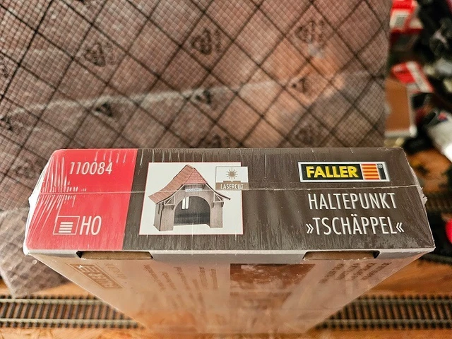 Faller F282706 – Station D'Arrêt – Accessoire Maquettisme Ferroviaire Échelle HO – Kit à Assembler Pour Dioramas Réalistes