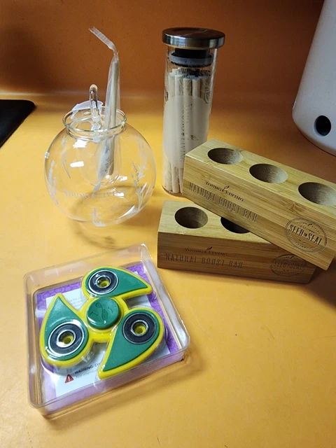 Adorno de vidrio vivo joven, soporte, palos de ratán en vidrio grabado, hilador de aromas