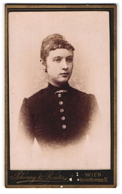 Fotografie Pokorny & Reuter, Wien, Mariahilferstrasse 55, Junge Dame im Kleid m
