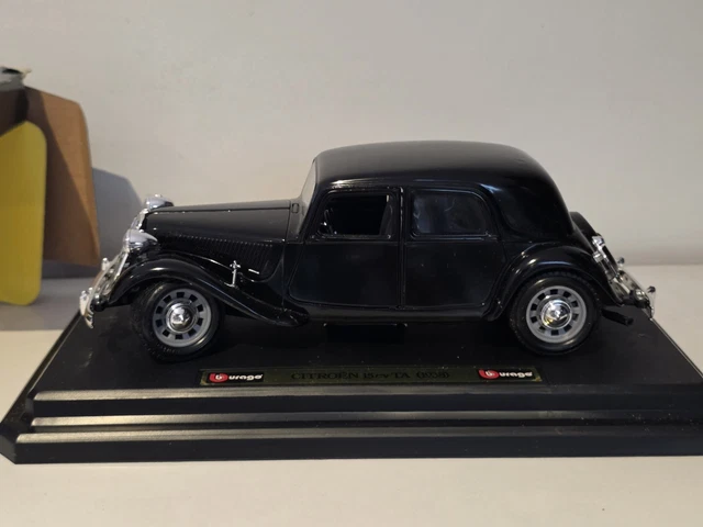 Voiture Bburago Citroën Traction 15CV TA 1938 1:24