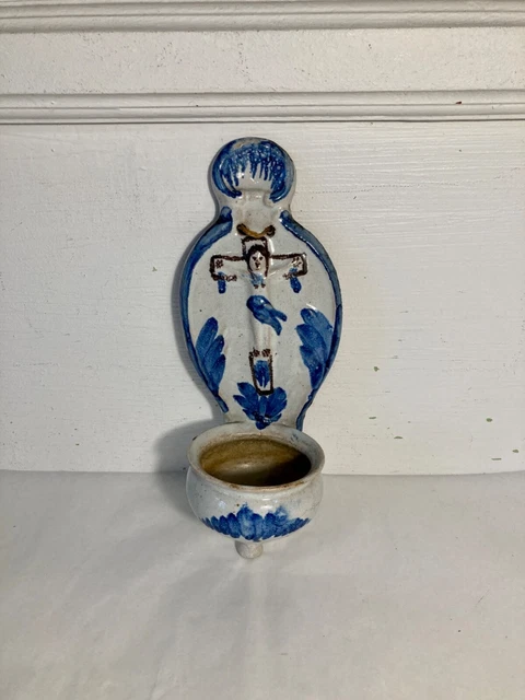 Joli bénitier en faïence de Nevers. Christ en croix. bleu.