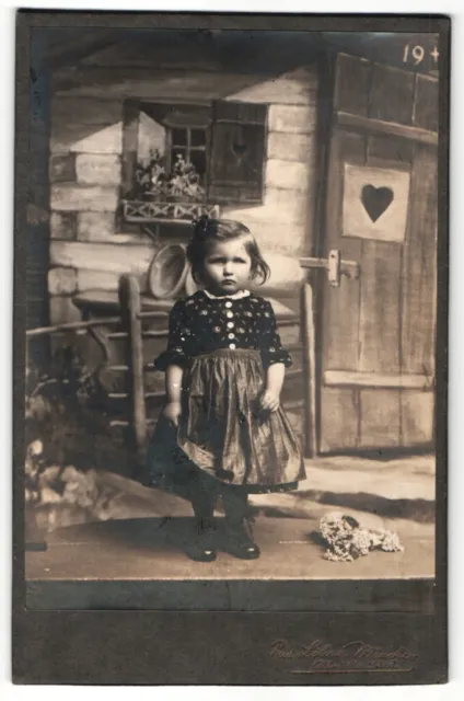 Fotografie Rud. Löbner, München, Portrait kleines Mädchen im hübschen Kleid mit