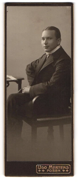 Fotografie Udo Mertens, Posen, Wilhelmstr. 5, Portrait junger Mann auf Stuhl si