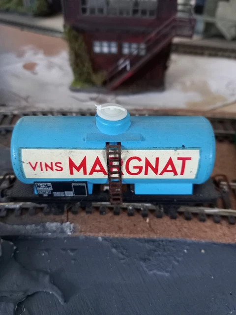 Maquette d'affiche de panneau d'affichage avec la gare en arrière-plan