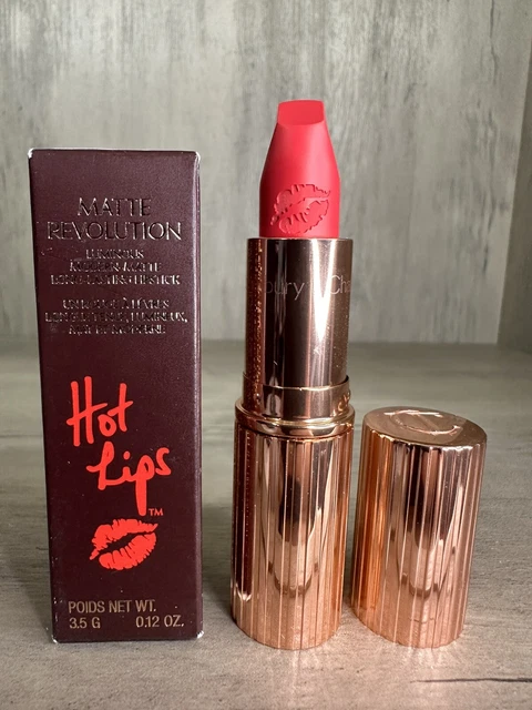 Lápiz labial moderno luminoso Charlotte Tilbury Matte Revolution - amapola eléctrica -