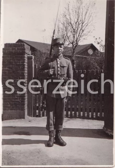 Original Foto Privatfoto Soldat mit Gewehr Bajonett    ca. 6,5 x 9,5 cm  (817)